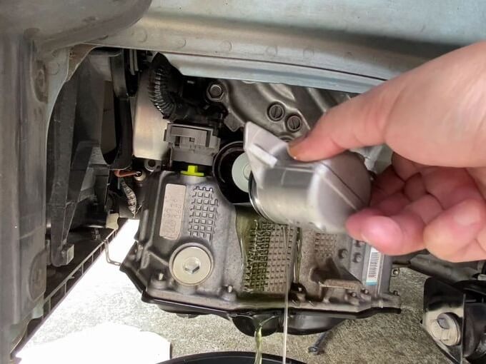Снятый корпус: из него вытекает ещё немного жидкости